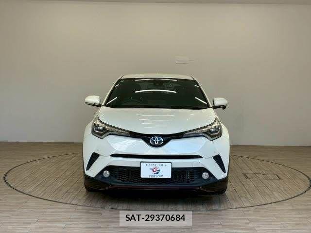Toyota C-HR 2017-09 6814176-13