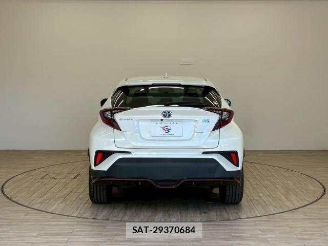 Toyota C-HR 2017-09 6814176-14