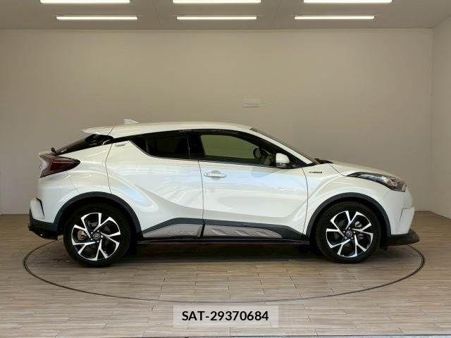 Toyota C-HR 2017-09 6814176-16