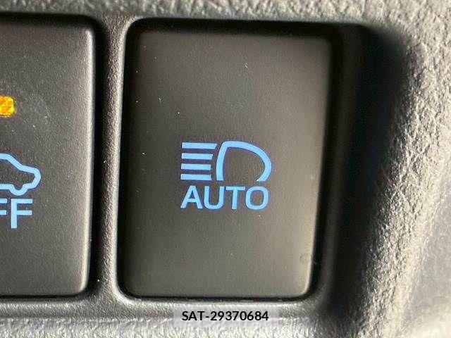 Toyota C-HR 2017-09 6814176-6