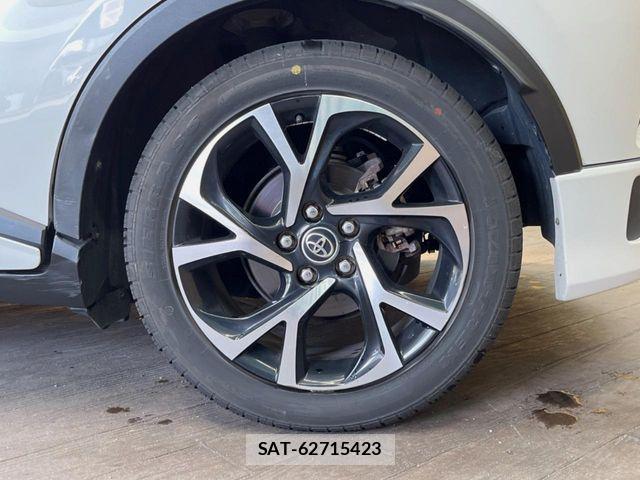 Toyota C-HR 2017-10 6814184-11