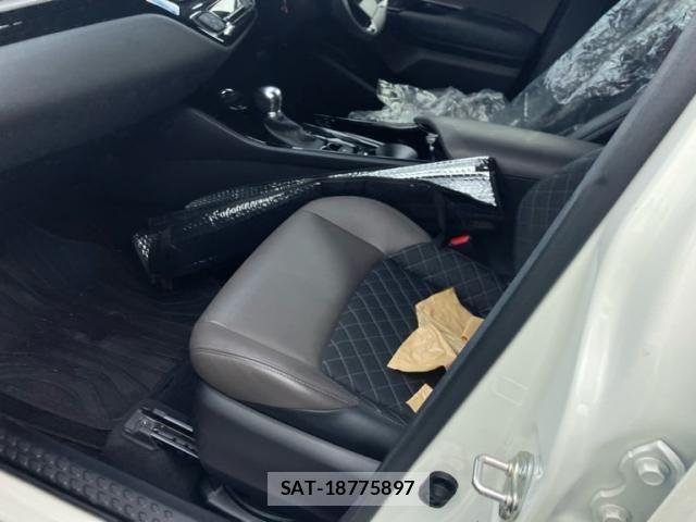 Toyota C-HR 2021-07 6903182-4