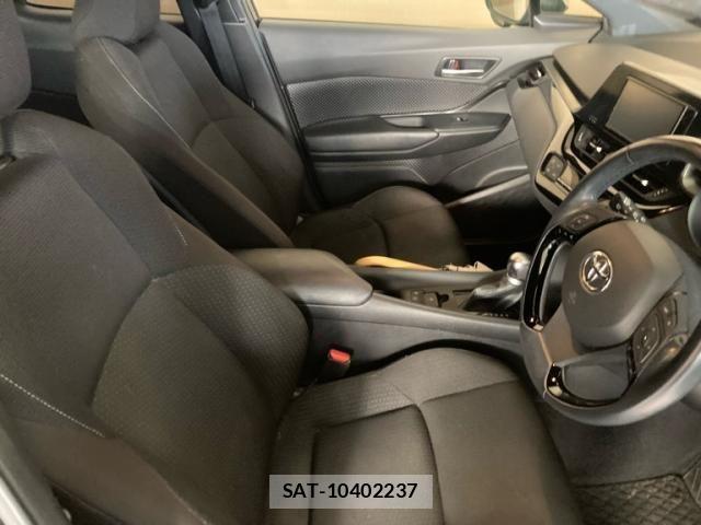 Toyota C-HR 2019-03 6903187-14