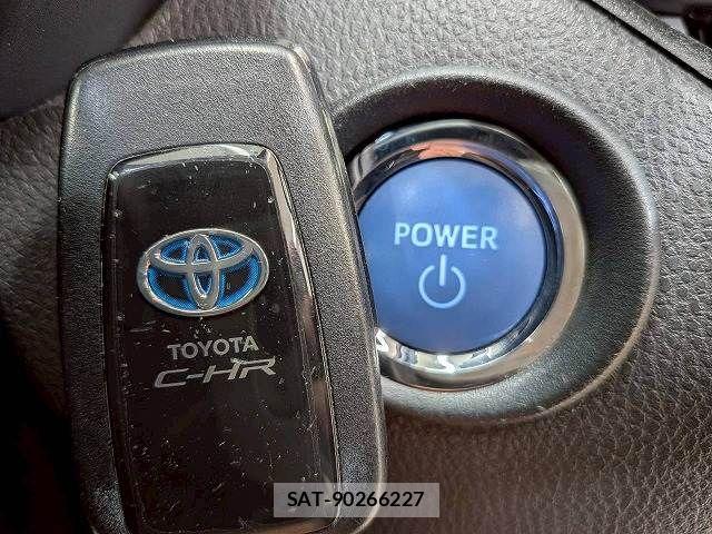 Toyota C-HR 2017-04 6992099-11