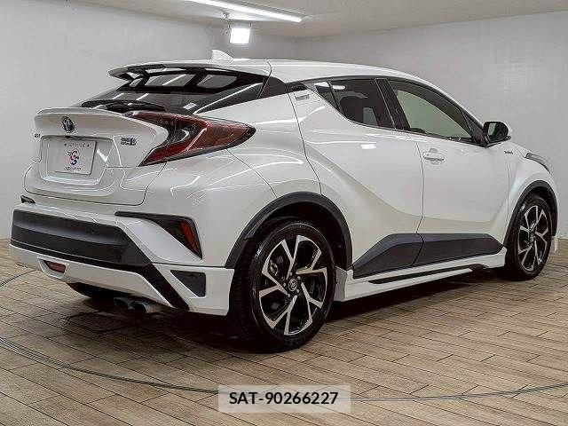 Toyota C-HR 2017-04 6992099-15