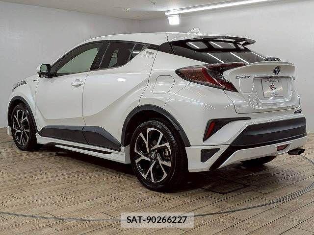 Toyota C-HR 2017-04 6992099-16