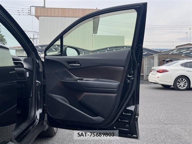 Toyota C-HR 2017-05 6992124-24