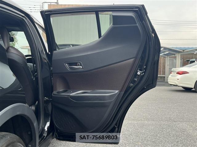Toyota C-HR 2017-05 6992124-25