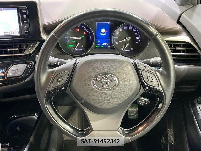 Toyota C-HR 2017-07 7216010-11