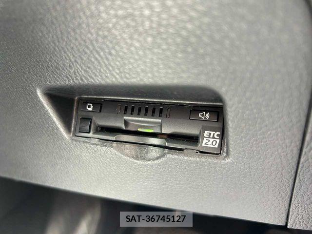 Toyota C-HR 2017-06 7216015-17