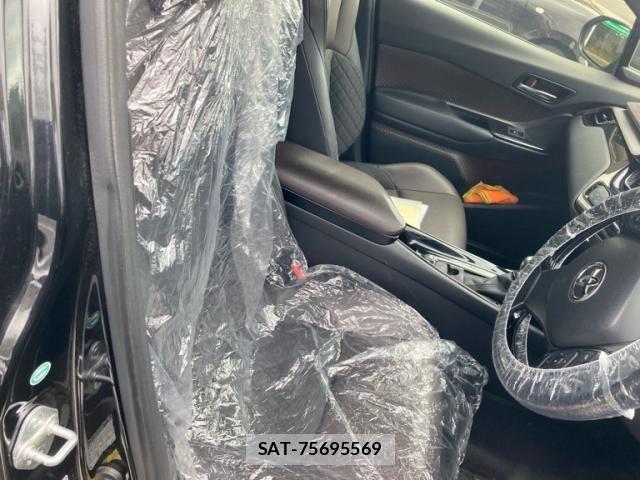 Toyota C-HR 2017-08 7216021-13