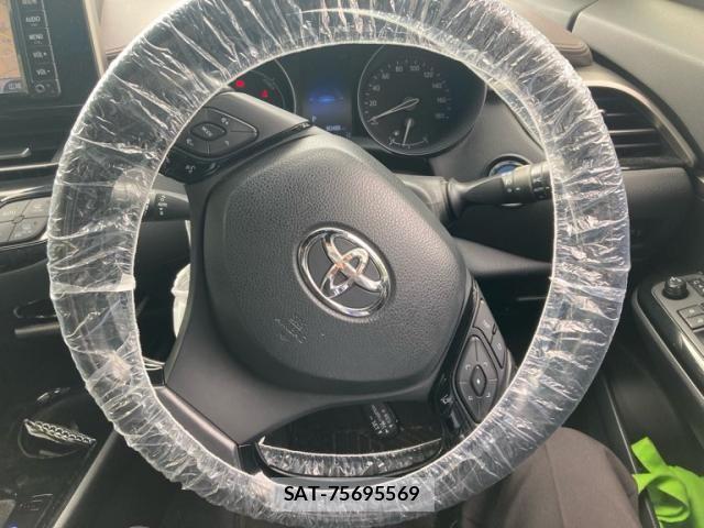 Toyota C-HR 2017-08 7216021-15
