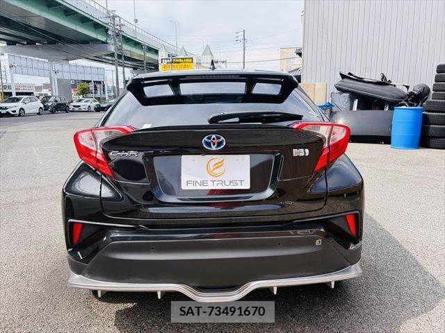 Toyota C-HR 2017-07 7216014-15