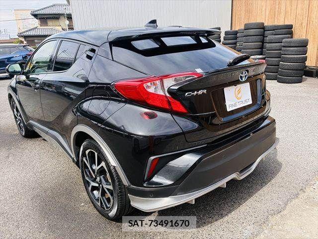 Toyota C-HR 2017-07 7216014-16
