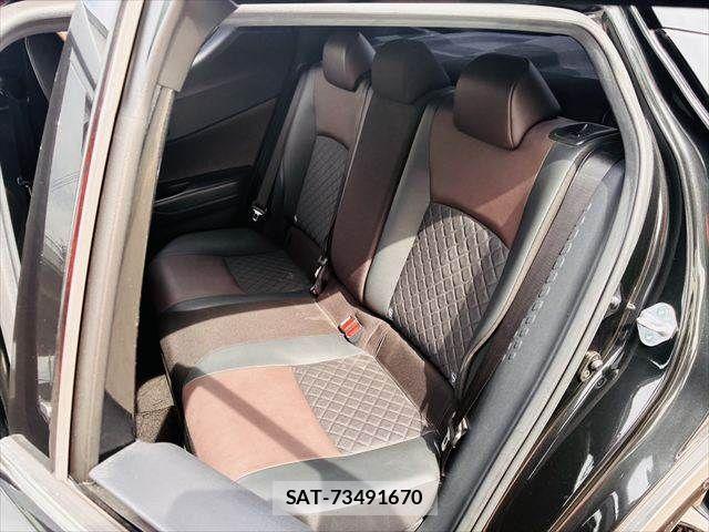 Toyota C-HR 2017-07 7216014-28