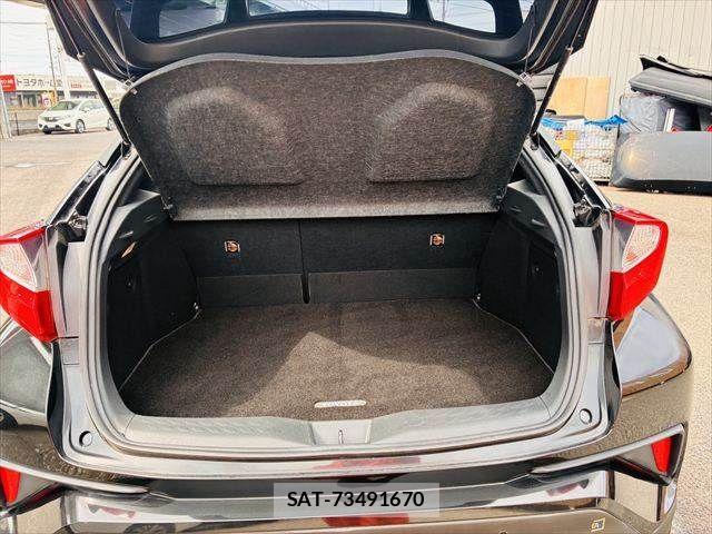 Toyota C-HR 2017-07 7216014-8