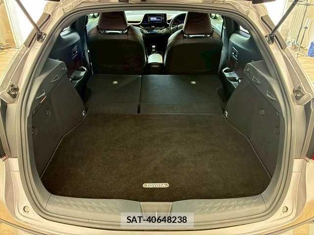 Toyota C-HR 2017-02 7250127-12