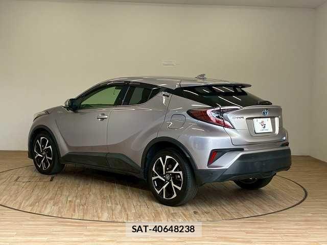 Toyota C-HR 2017-02 7250127-14