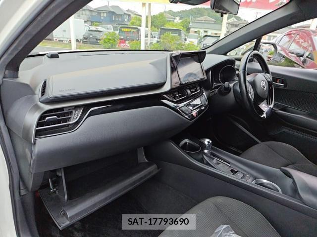 Toyota C-HR 2017-06 7250130-21