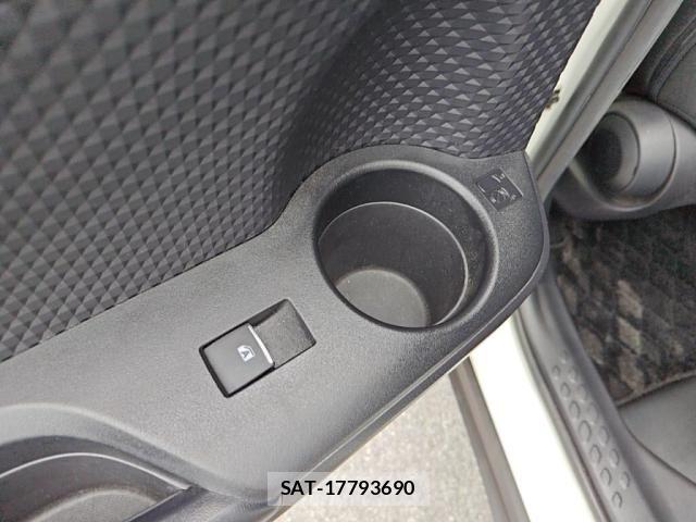 Toyota C-HR 2017-06 7250130-23