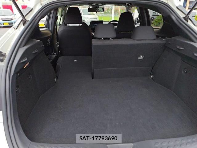 Toyota C-HR 2017-06 7250130-25