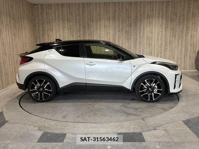 Toyota C-HR 2022-08 7271688-17