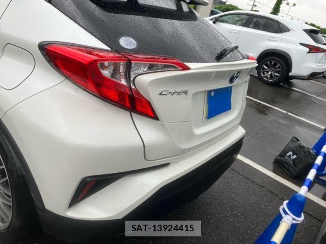 Toyota C-HR 2017-02 7615501-11