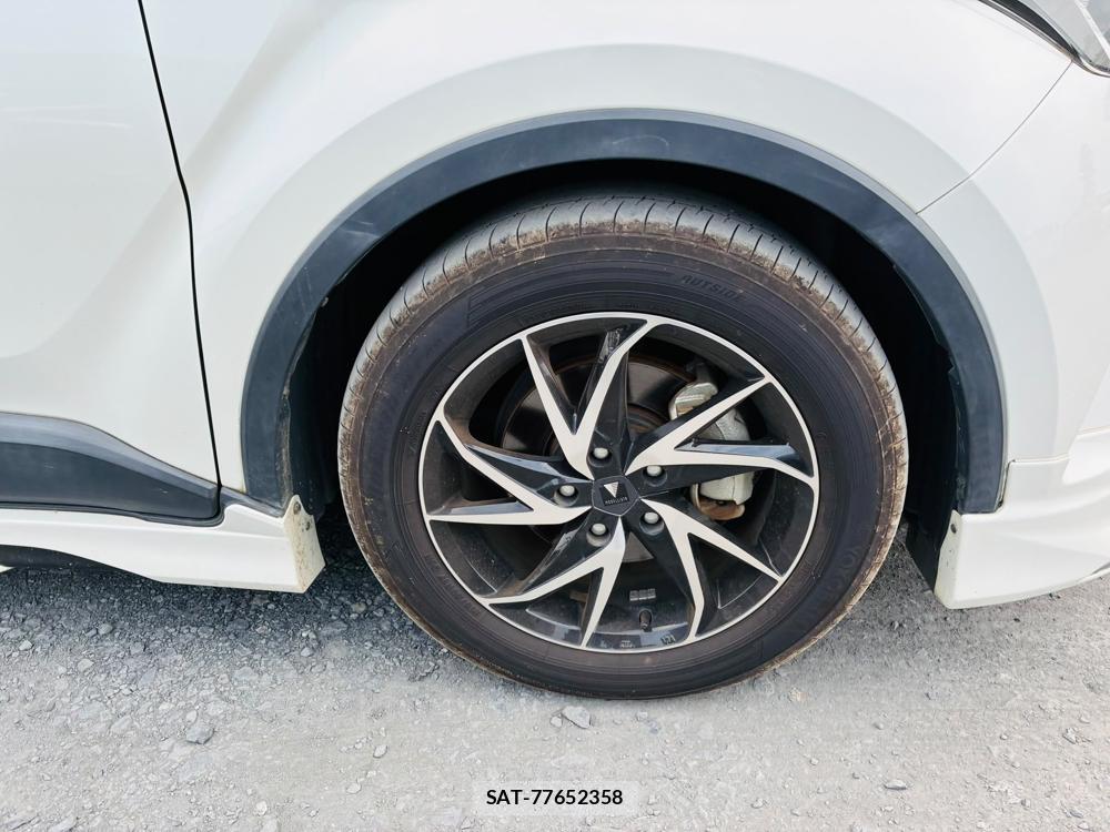 Toyota C-HR 2017-08 7974301-26