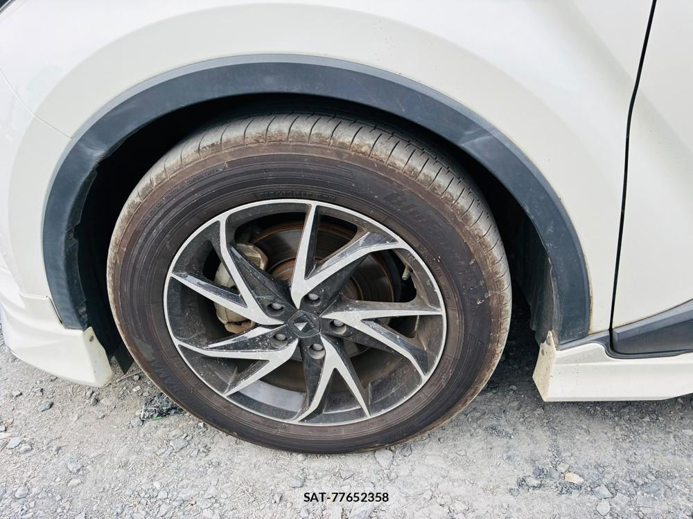 Toyota C-HR 2017-08 7974301-27