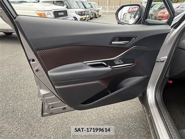 Toyota C-HR 2017-03 8073226-23
