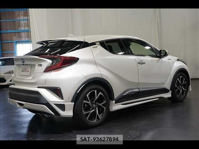 Toyota C-HR 2018-09 8098460-8