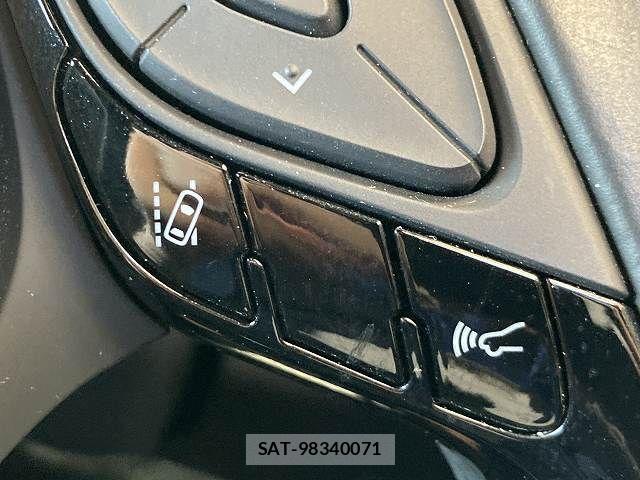 Toyota C-HR 2017-08 8145582-9