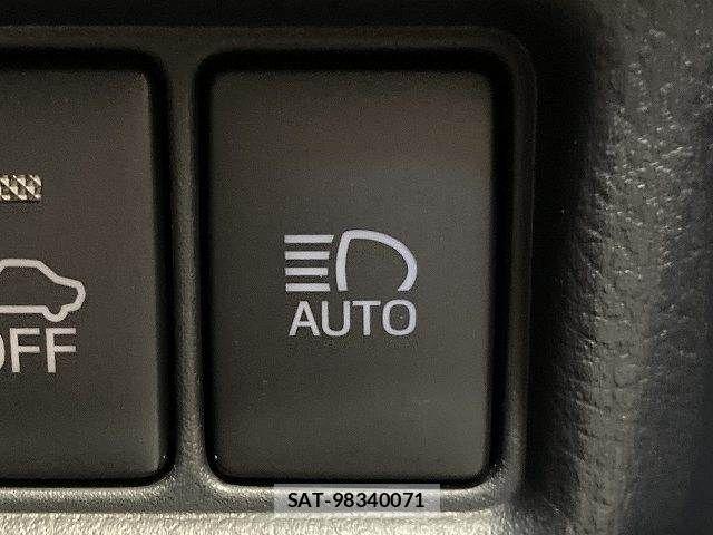 Toyota C-HR 2017-08 8145582-10