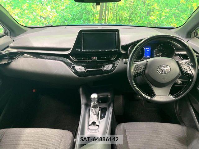 Toyota C-HR 2017-10 8206829-1