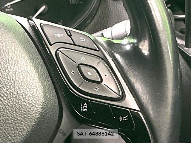 Toyota C-HR 2017-10 8206829-6