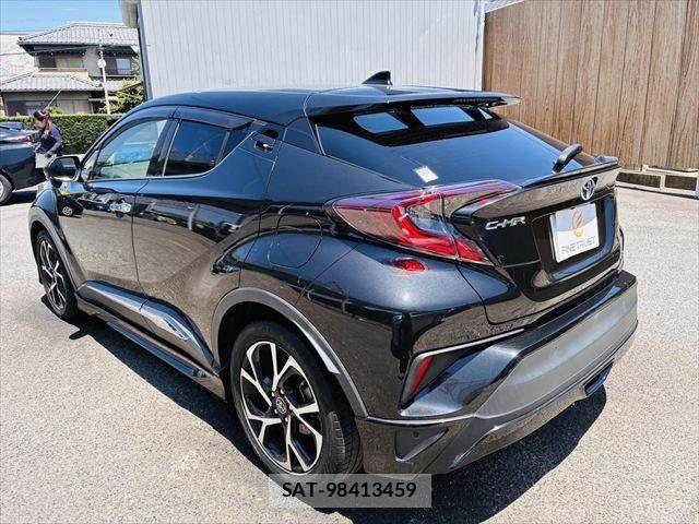 Toyota C-HR 2017-07 8206827-17
