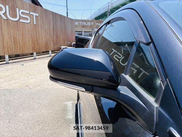 Toyota C-HR 2017-07 8206827-24