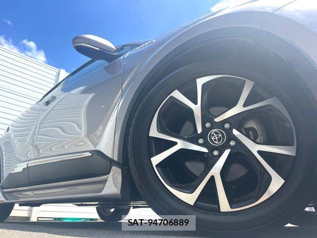 Toyota C-HR 2017-10 8206820-11