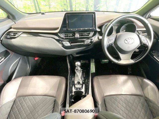 Toyota C-HR 2017-08 8206822-1