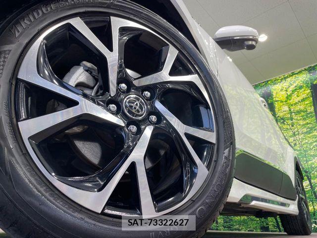 Toyota C-HR 2017-06 8206821-12