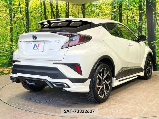 Toyota C-HR 2017-06 8206821-16