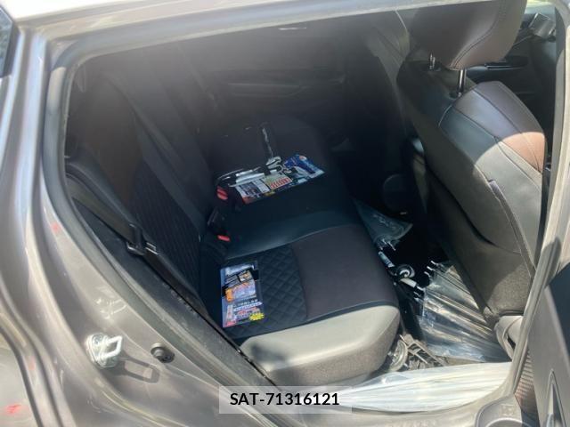 Toyota C-HR 2017-02 8229251-12