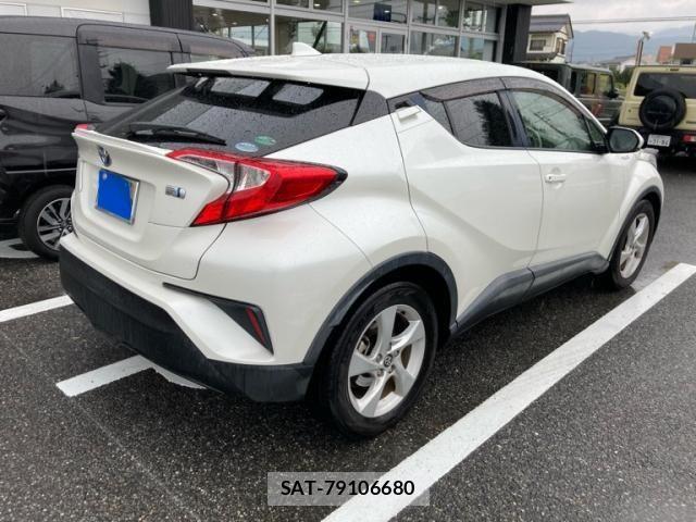 Toyota C-HR 2017-05 8244832-2