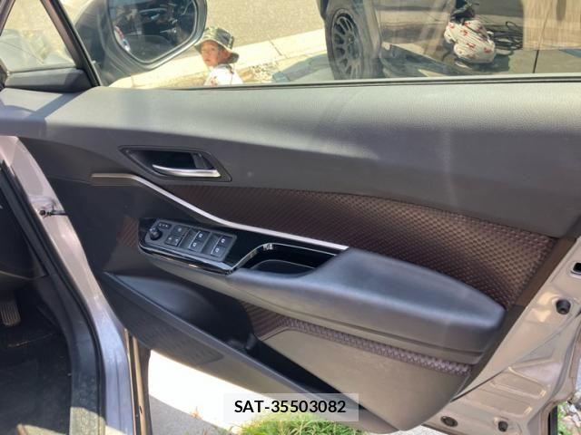 Toyota C-HR 2017-02 8313651-10