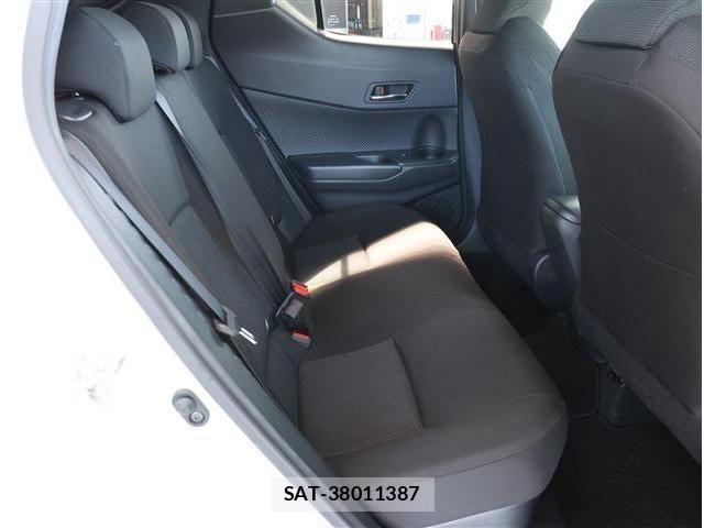 Toyota C-HR 2018-07 8335210-15
