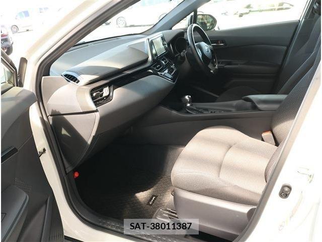 Toyota C-HR 2018-07 8335210-16