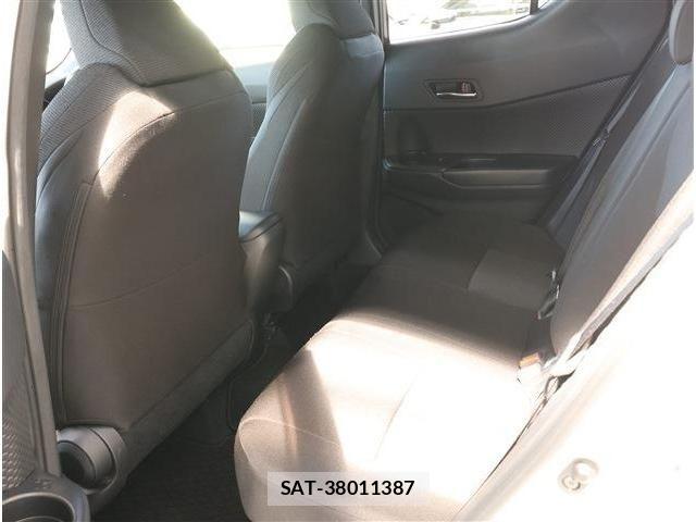 Toyota C-HR 2018-07 8335210-17
