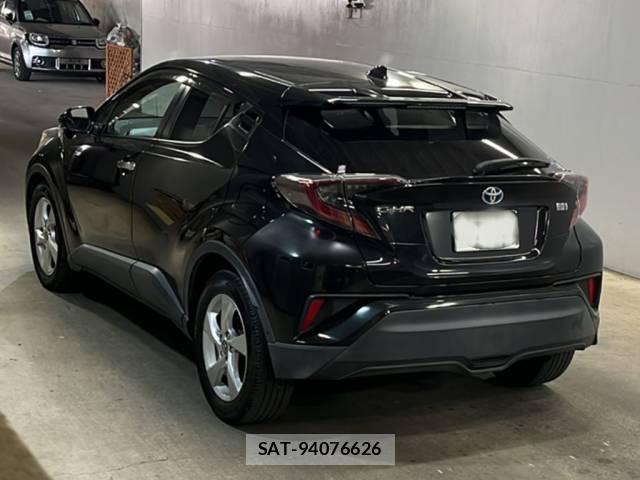 Toyota C-HR 2018-02 8329542-1