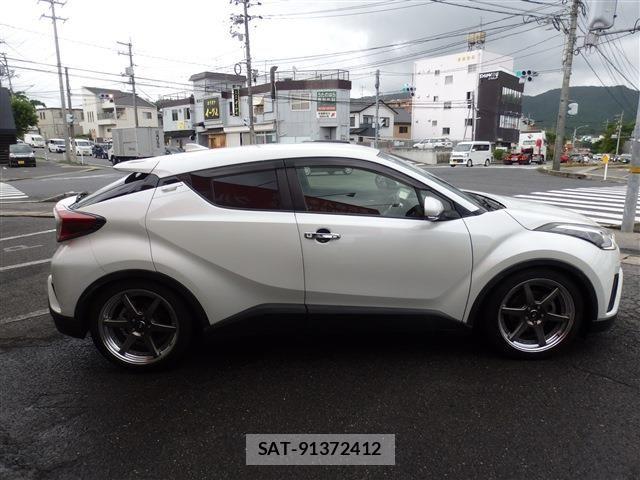 Toyota C-HR 2019-01 8437990-5