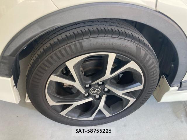 Toyota C-HR 2017-09 8457174-13
